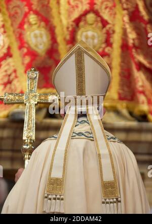 Papa Francesco prega di fronte alla statua di San Pietro dopo aver installato 14 nuovi cardinali durante una cerimonia di concistoro nella Basilica di San Pietro in Vaticano il 28 giugno 2018. Foto di Eric Vandeville/ABACAPRESS.COM Foto Stock