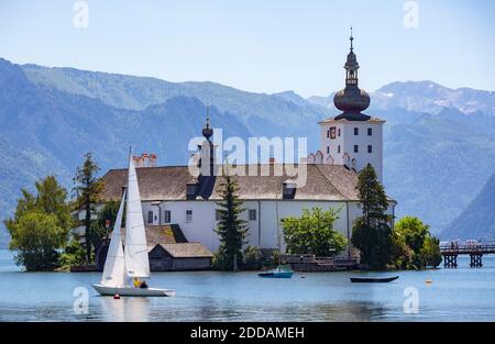 Barca a vela in lago di Schloss Ort castello, Salzkammergut, Gmunden, Traunsee, alta Austria, Austria Foto Stock