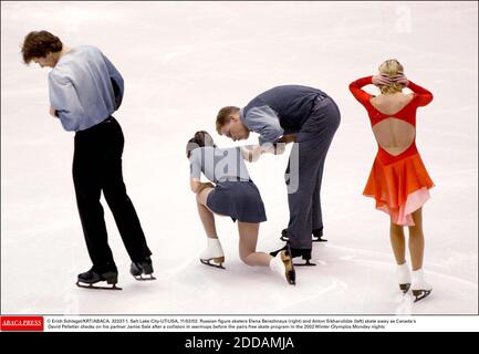 NESSUN FILM, NESSUN VIDEO, NIENTE TV, NESSUN DOCUMENTARIO - © ERICH SCHLEGEL/KRT/ABACA. 32337-1. Salt Lake City-UT-USA, 11/02/02. Gli skater russi Elena Berezhnaya (a destra) e Anton Sikharulidze (a sinistra) pattinano via mentre David Pelletier del Canada controlla il suo partner Jamie sale dopo una collisione in caldo prima Foto Stock