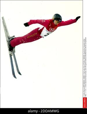 NESSUN FILM, NESSUN VIDEO, NESSUNA TV, NESSUN DOCUMENTARIO - © JOHN DOMAN/KRT/ABACA. 32593-1. Salt Lake City-UT-USA, 18/02/02. Alisa Camplin, sciatrice australiana di freestyle, nel suo secondo dei due salti, ha vinto la medaglia d'oro al concorso aereo delle donne Foto Stock