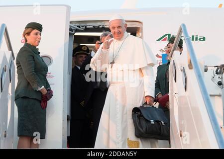 Papa Francesco salì sull'aereo all'aeroporto di Fiumicimo a Roma, Italia, per andare in visita a Vilnius, Lituania il 22 settembre 2018 come parte di un viaggio più lungo negli Stati baltici. Foto di ABACAPRESS.COM Foto Stock