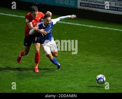 Luton Town's Rhys Norrington-Davies (a sinistra) e Ivan Sanchez di Birmingham battaglia per la palla durante la partita Sky Bet Championship a Kenilworth Road, Luton. Foto Stock