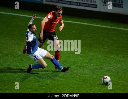 Luton Town's Rhys Norrington-Davies (a sinistra) e Ivan Sanchez di Birmingham battaglia per la palla durante la partita Sky Bet Championship a Kenilworth Road, Luton. Foto Stock