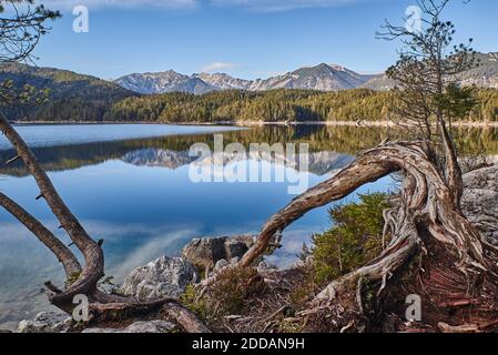 Lago di montagna riflettente nelle alpi tedesche. Lago di montagna turchese in baviera. Eibsee in Baviera. Foto Stock