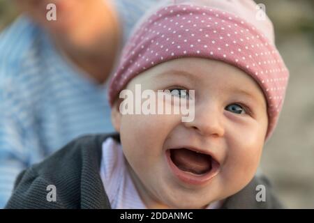 Carina ragazza bambino ridendo Foto Stock