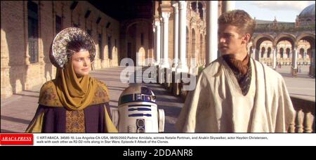 NESSUN FILM, NESSUN VIDEO, NESSUNA TV, NESSUN DOCUMENTARIO - © KRT/ABACA. 34565-10. Los Angeles-CA-USA, 08/05/2002.Padme Amidala, attrice Natalie Portman, e Anakin Skywalker, attore Hayden Christensen, camminano l'uno con l'altro come R2-D2 rotola lungo in Star Wars: Episodio II attacco dei cloni. Foto Stock