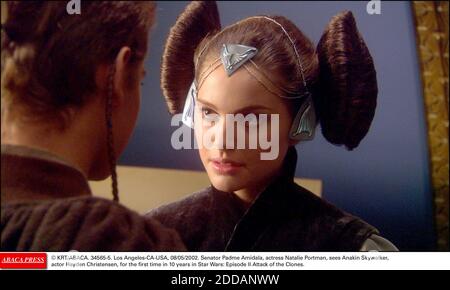 NESSUN FILM, NESSUN VIDEO, NESSUNA TV, NESSUN DOCUMENTARIO - © KRT/ABACA. 34565-5. Los Angeles-CA-USA, 08/05/2002. Il senatore Padme Amidala, attrice Natalie Portman, vede Anakin Skywalker, attore Hayden Christensen, per la prima volta in 10 anni in Star Wars: Episodio II attacco dei cloni. Foto Stock