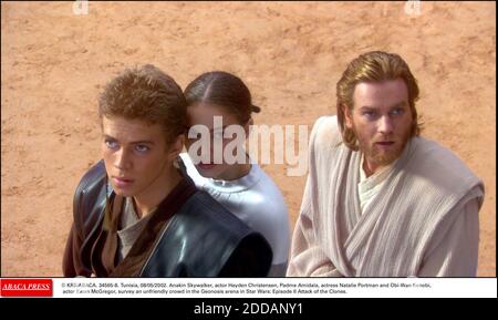 NESSUN FILM, NESSUN VIDEO, NESSUNA TV, NESSUN DOCUMENTARIO - © KRT/ABACA. 34565-8. Tunisia, 08/05/2002. Anakin Skywalker, l'attore Hayden Christensen, Padme Amidala, l'attrice Natalie Portman e OBI-WAN Kenobi, l'attore Ewan McGregor, hanno fatto un'indagine su una folla non amichevole nell'arena di Geonosis in Star Wars: Episodio II Attack of the Foto Stock