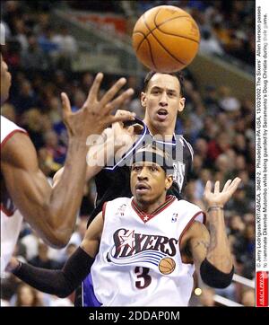 NESSUN FILM, NESSUN VIDEO, NESSUNA TV, NESSUN DOCUMENTARIO - © JERRY LODRIGUSS/KRT/ABACA. 36487-2. Philadelphia-PA-USA, 13/03/2002. L'Allen Iverson dei Sixers passa al compagno di squadra Dykembe Mutombo, mentre viene custodito da Doug Christie di Sacramento durante il loro gioco. Foto Stock