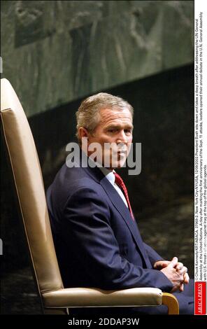 NESSUN FILM, NESSUN VIDEO, NESSUNA TV, NESSUN DOCUMENTARIO - © CHUCK KENNEDY/KRT/ABACA. 37969-2. New York City-NY-USA, 12/09/2002.il Presidente Bush si siede e prende un respiro profondo dopo essersi rivolto all'Assemblea Generale delle Nazioni Unite alle Nazioni Unite. Un giorno dopo aver festeggiato il primo anniversario degli attacchi del 11 settembre, leader Foto Stock