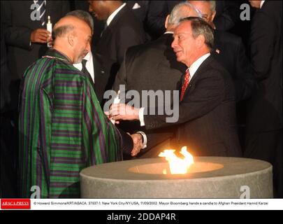 NESSUN FILM, NESSUN VIDEO, NIENTE TV, NESSUN DOCUMENTARIO - © HOWARD SIMMONS/KRT/ABACA. 37937-1. New York City-NY-USA, 11/09/2002. Il sindaco Bloomberg consegna una candela al presidente afgano Hamid Karzai Foto Stock