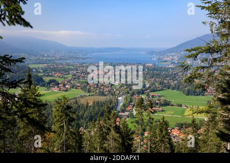 Germania, Baviera, Rottach-Egern, Città sulla riva del lago Tegernsee in primavera Foto Stock