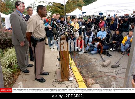 NESSUN FILM, NESSUN VIDEO, NO TV, NESSUN DOCUMENTARIO - © KEN CEDENO/KRT/ABACA. 38901-1. Rockville-MD-USA. 12/10/2002. Montgomery County, Maryland, il capo della polizia Charles Moose, a destra, affiancato dall'esecutivo della contea Doug Duncan, a sinistra, l'agente speciale FBI Gary Bald, secondo da sinistra, si rivolge alla "que" del reporter Foto Stock