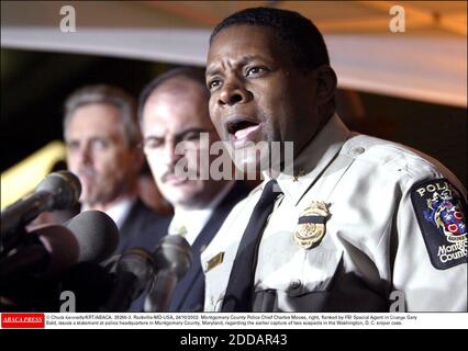 NESSUN FILM, NESSUN VIDEO, NESSUNA TV, NESSUN DOCUMENTARIO - © CHUCK KENNEDY/KRT/ABACA. 39266-3. Rockville-MD-USA, 24/10/2002. Il capo della polizia della contea di Montgomery, Charles Moose, a destra, affiancato dall'agente speciale dell'FBI in carica Gary Bald, pubblica una dichiarazione presso la sede della polizia nella contea di Montgomery, Maryland, in merito a Th Foto Stock