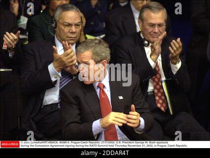 NESSUN FILM, NESSUN VIDEO, NESSUNA TV, NESSUN DOCUMENTARIO - © JULIE DENESHA/KRT/ABACA. 40080-5. Praga-Repubblica Ceca. 21/11/2002. Il presidente degli Stati Uniti George W. Bush applaude durante la firma dell'accordo di concessione durante il vertice NATO tenutosi giovedì 21 novembre 2002 a Praga, Repubblica Ceca. Foto Stock