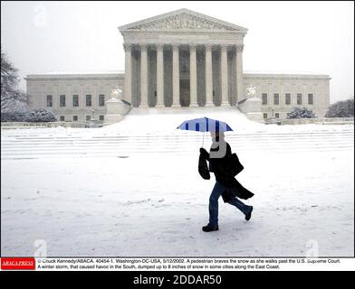 NESSUN FILM, NESSUN VIDEO, NESSUNA TV, NESSUN DOCUMENTARIO - © CHUCK KENNEDY/ABACA. 40454-1. Washington-DC-USA, 12/05/2002. Un pedone braves la neve mentre cammina oltre la Corte Suprema degli Stati Uniti. Una tempesta invernale, che ha causato il caos nel sud, ha gettato fino a 8 pollici di neve in alcune città lungo la costa orientale. Foto Stock