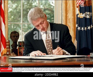 NESSUN FILM, NESSUN VIDEO, NESSUNA TV, NESSUN DOCUMENTARIO - © KRT/ABACA. 40825-1. Washington-DC-USA, 11/08/1997. Utilizzando il potere del veto per la prima volta nella storia, il presidente Clinton firma documenti che colpiscono tre disposizioni delle nuove leggi federali sul budget e sulla riduzione delle imposte, nell'Ufficio ovale di Monda Foto Stock