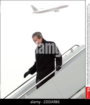 NESSUN FILM, NESSUN VIDEO, NESSUNA TV, NESSUN DOCUMENTARIO - © KRT/ABACA. 41659-1. Saint-Louis-MO-USA, 22/01/2003. Il presidente George W. Bush guarda il suo passo mentre si spegne di Air Force One all'aeroporto internazionale di Lambert. Il presidente è stato in città per una breve visita per promuovere il suo pacchetto economico e riaffermare il suo p Foto Stock
