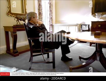 NESSUN FILM, NESSUN VIDEO, NESSUNA TV, NESSUN DOCUMENTARIO - © ERIC DRAPER/KRT/ABACA. 42079-1. Wahington-DC-USA, 5/2/2003. Il Presidente George W. Bush guarda una presentazione del Segretario di Stato Colin Powell al Consiglio di sicurezza delle Nazioni Unite sull'Iraq. Foto Stock