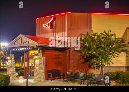 Augusta, GA USA - 11 22 20: Ristorante Longhorn Steakhouse all'ingresso dell'edificio notturno Foto Stock