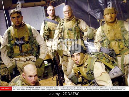 NESSUN FILM, NESSUN VIDEO, NIENTE TV, NESSUN DOCUMENTARIO - © ANDREW CUTRARO/KRT/ABACA. 42604-1. Kuwait, 02/02/2003. I marines della compagnia di Lima, 3° Battaglione, 7° Marines sono stati debriefiniti a seguito di una missione di sicurezza notturna nel deserto del Kuwait, recentemente, fuori dalla loro base all'Area di supporto vivente 7. Addestramento di battaglia ha Foto Stock