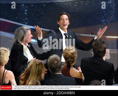 NESSUN FILM, NESSUN VIDEO, NESSUNA TV, NESSUN DOCUMENTARIO - © MINDY SCHAUER/KRT/ABACA. 43812-76. Los Angeles-CA-USA. 23/03/03. Adrien Brody si dirige sul palco dopo essere stato nominato vincitore dell'Oscar come miglior attore al 75° Annual Academy Awards. Foto Stock