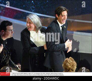 NESSUN FILM, NESSUN VIDEO, NESSUNA TV, NESSUN DOCUMENTARIO - © MINDY SCHAUER/KRT/ABACA. 43812-77. Los Angeles-CA-USA. 23/03/03. Adrien Brody si dirige sul palco dopo essere stato nominato vincitore dell'Oscar come miglior attore al 75° Annual Academy Awards. Foto Stock