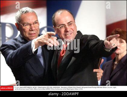 NESSUN FILM, NESSUN VIDEO, NIENTE TV, NESSUN DOCUMENTARIO - © VICKI VALERIO/KRT/ABACA. 44134-1. Washington-DC-USA, 30/03/2003. Il Segretario di Stato Colin Powell, a sinistra, saluta il Ministro degli Esteri israeliano Silvan Shalom, a destra, alla Conferenza delle politiche della Commissione americana per gli Affari pubblici d'Israele (AIPAC) alla Washington Hilt Foto Stock