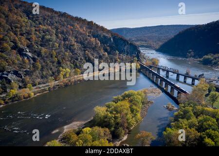 USA, West Virginia, Harpers Ferry, vista aerea di ponti gemelli sulla confluenza dei fiumi Potomac e Shenandoah Foto Stock