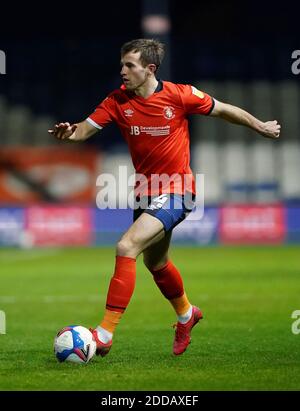 Luton Town's Rhys Norrington-Davies durante la partita del campionato Sky Bet a Kenilworth Road, Luton. Foto Stock