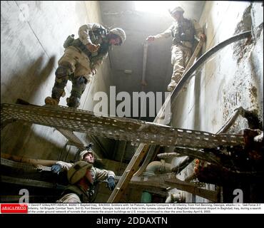 NESSUN FILM, NESSUN VIDEO, NO TV, NESSUN DOCUMENTARIO - © DAVID P. GILKEY/KRT/ABACA. 44392-1. Bagdad-Iraq, 6/4/2003. Soldati con 1 ° Platoon, Apache Company 1-30 Fanteria, da Fort Benning, Georgia, attaccato a, Task Force 3-7 Fanteria, 1 ° Brigade Combat Team, 3 ° ID, Fort Stewart, Georgia, guardare fuori di un h. Foto Stock