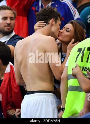 Benjamin Pavard e Rachel Legrain-Trapani durante la Coppa del mondo 2018, Francia contro Argentina allo stadio Kazan Arena di Kazan, Russia, il 30 giugno 2018. Foto di Christian Liegi/ABACAPRESS.COM Foto Stock