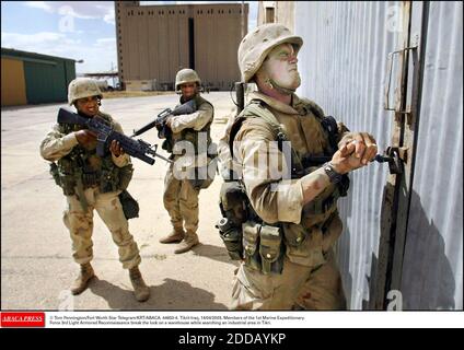 NESSUN FILM, NESSUN VIDEO, NO TV, NESSUN DOCUMENTARIO - © Tom Pennington/Fort Worth Star Telegram/KRT/ABACA. 44653-4. Tikrit-Iraq, 14/04/2003. I membri della prima forza di spedizione Marina 3a Light Armored Reconnaissance rompono la serratura su un magazzino durante la ricerca di un'area industriale a Tikri. Foto Stock