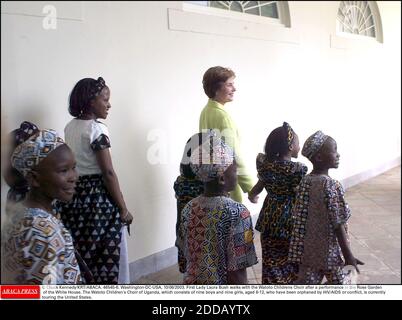 NESSUN FILM, NESSUN VIDEO, NESSUNA TV, NESSUN DOCUMENTARIO - © CHUCK KENNEDY/KRT/ABACA. 46545-6. Washington-DC-USA, 10/06/2003. La First Lady Laura Bush cammina con il coro dei bambini di Watoto dopo una performance nel Giardino delle Rose della Casa Bianca. Il Coro dei Bambini di Watoto dell'Uganda, che consiste di nove ragazzi An Foto Stock