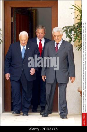 NESSUN FILM, NESSUN VIDEO, NIENTE TV, NESSUN DOCUMENTARIO - © YOSSI ALONI/KRT/ABACA. 46359-2. Aqada-Jordan, 04/06/2003. Il presidente George W. Bush, al centro, con il primo ministro israeliano Ariel Sharon, a sinistra, e il primo ministro palestinese Mahmoud Abbas pongono per i media prima del loro incontro trilaterale in Giordania Foto Stock