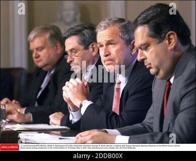 NESSUN FILM, NESSUN VIDEO, NESSUNA TV, NESSUN DOCUMENTARIO - © CHUCK KENNEDY/KRT/ABACA. 45632-2. Washington-DC-USA. 03/05/2001. Il presidente George W. Bush partecipa a un incontro con il segretario all'energia Spencer Abraham nella stanza del gabinetto della Casa Bianca sulla produzione di energia negli Stati Uniti giovedì 3 maggio 2001. Inoltre Foto Stock