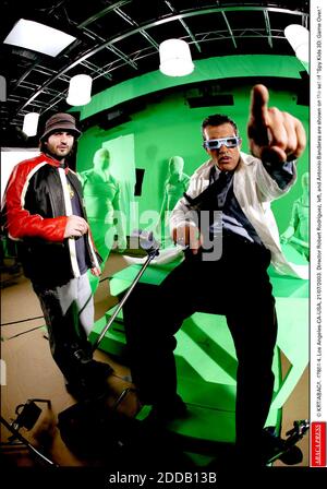 NESSUN FILM, NESSUN VIDEO, NESSUNA TV, NESSUN DOCUMENTARIO - © KRT/ABACA. 47884-4. Los Angeles-CA-USA, 21/07/2003. Il regista Robert Rodriguez, a sinistra, e Antonio Banderas sono mostrati sul set di Spy Kids 3D: Game Over. Foto Stock