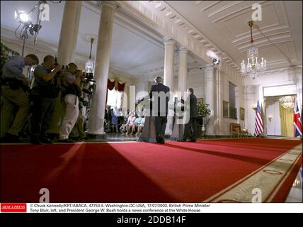 NESSUN FILM, NESSUN VIDEO, NESSUNA TV, NESSUN DOCUMENTARIO - © CHUCK KENNEDY/KRT/ABACA. 47753-5. Washington-DC-USA, 17/07/2003. Il primo ministro britannico Tony Blair, a sinistra, e il presidente George W. Bush tiene una conferenza stampa alla Casa Bianca Foto Stock