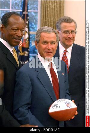 NESSUN FILM, NESSUN VIDEO, NESSUNA TV, NESSUN DOCUMENTARIO - © GEORGE BRIDGES/KRT/ABACA. 49370-1. Washington-DC-USA, 02/09/2003. Il presidente George W. Bush è in piedi con il direttore dell'Associazione nazionale dei giocatori di calcio gene upshaw, sinistra, e il commissario della NFL Paul Tagliabue mentre tiene la prima palla cerimoniale di Foto Stock