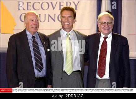 NESSUN FILM, NESSUN VIDEO, NESSUNA TV, NESSUN DOCUMENTARIO - © JOSE CARLOS FAJARDO/KRT/ABACA. 48905-3. Los Angeles-CA-USA. 20/08/2003. Candidato repubblicano per il governatore della California Arnold Schwarzenegger si trova tra l'ex segretario di Stato americano George Shultz, a sinistra, e l'investitore miliardario Warren Buffett foll Foto Stock