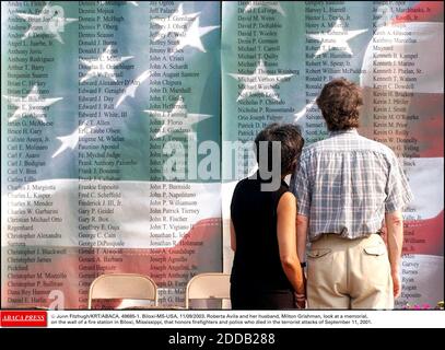 NESSUN FILM, NESSUN VIDEO, NIENTE TV, NESSUN DOCUMENTARIO - © JOHN FITZHUGH/KRT/ABACA. 49685-1. Biloxi-MS-USA, 11/09/2003. Roberta Avila e suo marito, Milton Grishman, guardano ad un memoriale, sul muro di una stazione dei vigili del fuoco a Biloxi, Mississippi, che onora i vigili del fuoco e la polizia morti negli attacchi terroristici Foto Stock