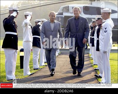 NESSUN FILM, NESSUN VIDEO, NESSUNA TV, NESSUN DOCUMENTARIO - © CHUCK KENNEDY/KRT/ABACA. 50369-7. Camp David-MD-USA, 27/09/2003. Il presidente AMERICANO George W. Bush e il presidente russo Vladimir Putin, a sinistra, camminano lungo un sentiero a Camp David, Maryland, dopo due giorni di colloqui. Bush e Putin hanno esortato l’Iran e il Nord K. Foto Stock