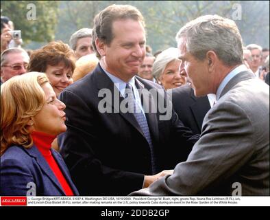 NESSUN FILM, NESSUN VIDEO, NESSUNA TV, NESSUN DOCUMENTARIO - © GEORGE BRIDGES/KRT/ABACA. 51037-4. Washington-DC-USA, 10/10/2003. Il presidente George W. Bush, a destra, saluta la Rep. Ileana Ros-Lehtinen (R-FL), a sinistra, e Lincoln Diaz-Balart (R-FL), centro, dopo aver fatto osservazioni sulla politica degli Stati Uniti nei confronti di Cuba durante un evento Foto Stock