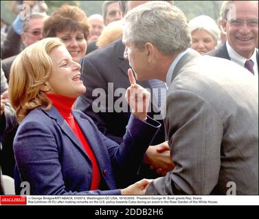 NESSUN FILM, NESSUN VIDEO, NESSUNA TV, NESSUN DOCUMENTARIO - © GEORGE BRIDGES/KRT/ABACA. 51037-5. Washington-DC-USA, 10/10/2003. Il presidente George W. Bush saluta la Rep. Ileana Ros-Lehtinen (R-FL) dopo aver fatto osservazioni sulla politica statunitense nei confronti di Cuba durante un evento nel Giardino delle Rose della Casa Bianca. Foto Stock