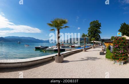 Austria, Austria superiore, Attersee am Attersee, Lakeshore Promenade in estate Foto Stock