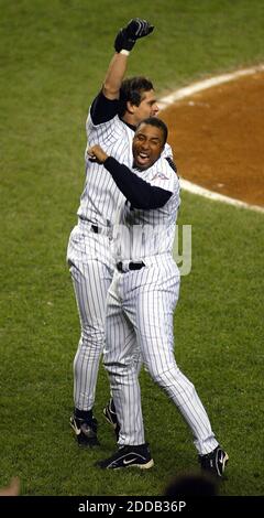 NESSUN FILM, NESSUN VIDEO, NESSUNA TV, NESSUN DOCUMENTARIO - © KATHY KMONICEK/NEWSDAY/KRT/ABACA. 51354. New York City-NY-USA, 16/10/2003. New York Yankee Aaron Boone, a sinistra, è abbracciato dal compagno di squadra Bernie Williams dopo che Boone ha raggiunto la vittoria di casa vincitrice del gioco nella vittoria di Yankees 6-5 sui Boston Red Sox nel 11-in Foto Stock