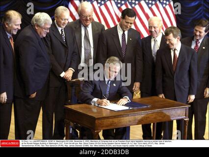 NESSUN FILM, NESSUN VIDEO, NESSUNA TV, NESSUN DOCUMENTARIO - © CHUCK KENNEDY/KRT/ABACA. 52367-4. Washington-DC-USA, 5 novembre 2003. I membri del Congresso guardano a come il presidente Bush firmi una legislazione che vieta un certo tipo di aborto, presso il Ronald Reagan Building di Washington, D.C.. Da sinistra, Rep. Steve C. Foto Stock