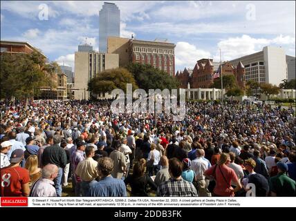 NO FILM, NO VIDEO, NO TV, NO DOCUMENTARIO - © Stewart F. House/Fort Worth Star-Telegram/KRT/ABACA. 52998-2. Dallas-TX-USA, 22 novembre 2003. Una folla si riunisce al Dealey Plaza di Dallas, Texas, mentre la bandiera degli Stati Uniti è volata a metà albero, alle 30:12 circa, in memoria del 40 ° anniversario assa Foto Stock