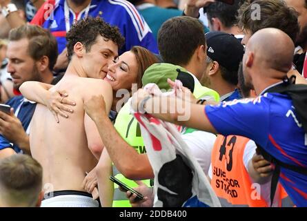 Benjamin Pavard e Rachel Legrain-Trapani durante la Coppa del mondo 2018, Francia contro Argentina allo stadio Kazan Arena di Kazan, Russia, il 30 giugno 2018. Foto di Christian Liegi/ABACAPRESS.COM Foto Stock