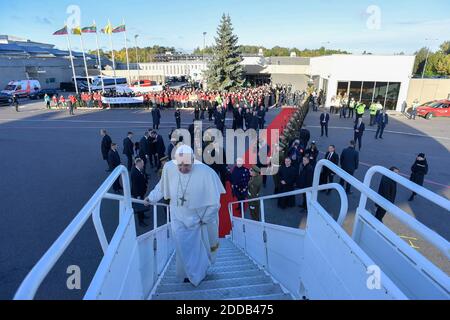 Papa Francesco sale sull'aereo all'aeroporto di Vilnius in Lituania il 24 settembre 2018 dopo una visita di due giorni in parte di un viaggio più lungo negli Stati baltici. Foto di ABACAPRESS.COM Foto Stock